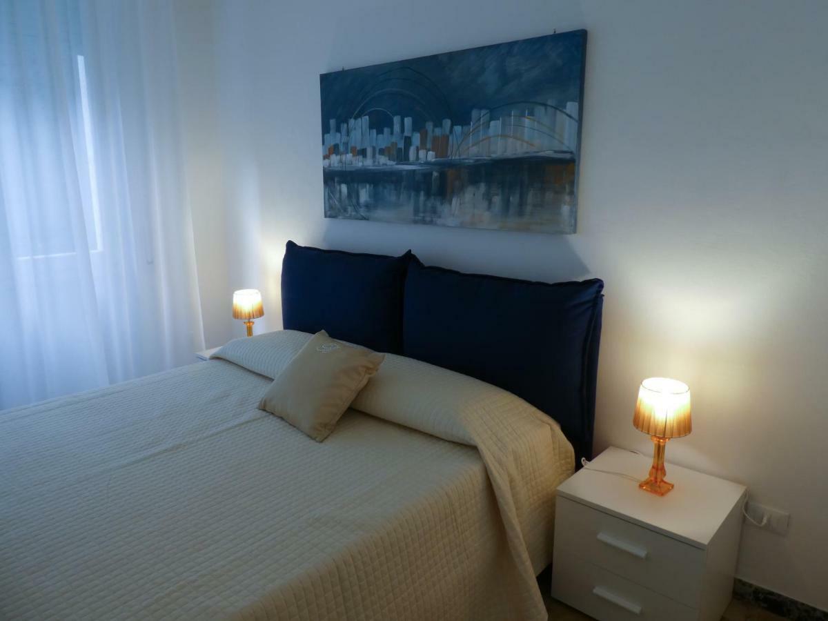 Isola Di Man Apartamento Imperia Exterior foto