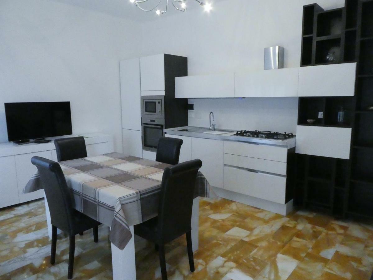 Isola Di Man Apartamento Imperia Exterior foto