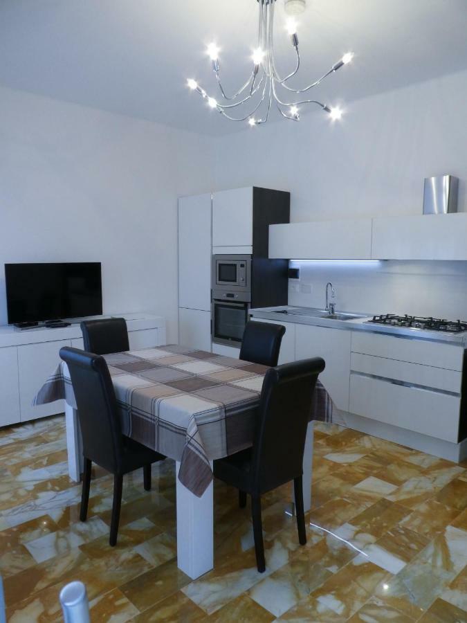 Isola Di Man Apartamento Imperia Exterior foto